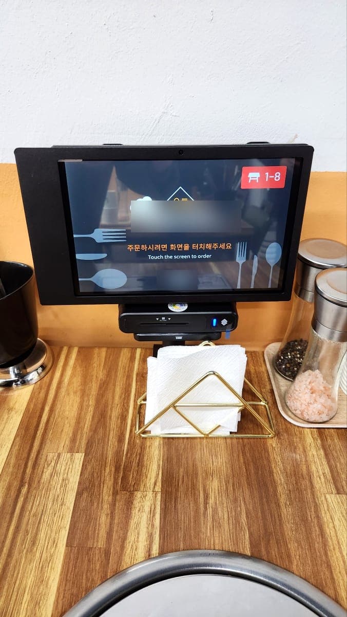 테이블에 설치된 테이블오더